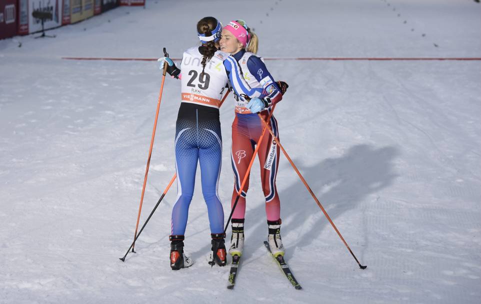 L&#39;abbraccio tra la norvegeseJohaug (a destra, prima sul traguardo) e la finlandese Niskanen a Kuusamo, Finlandia, nella gara di Coppa del mondo di sci fondo femminile (Afp)